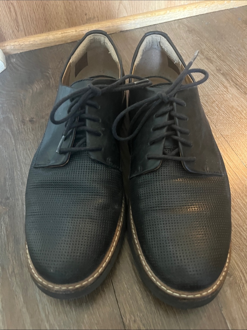 Clark’s artisan SZ 8.5 black Oxford style shoe.
